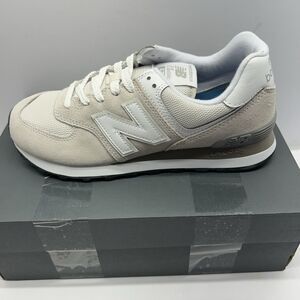 New Balance 574 Core Style# WL574EVW White Grey Women SZ 8.5 NEW in Box READ